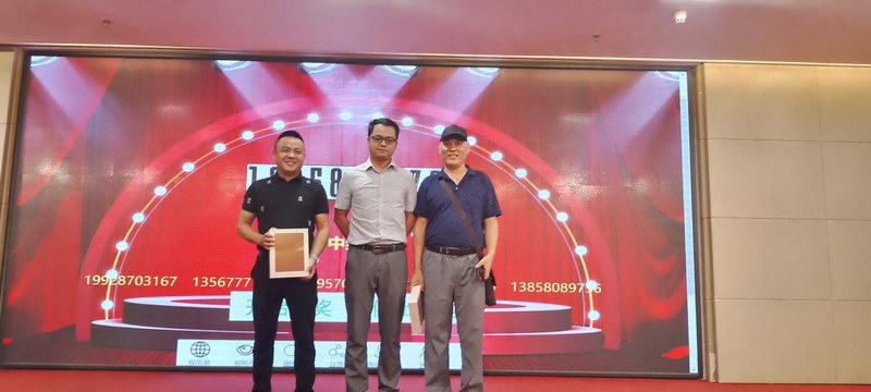 深圳市柔宇科技有限公司提供柔記兩個,自拍桿十個